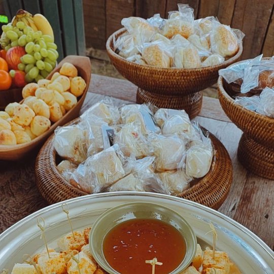 Mesa de buffet do Terrá com frutas, pães e flores