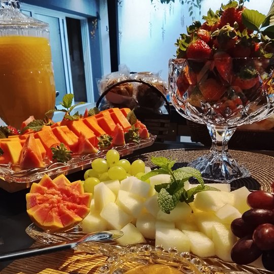 Frutas organizadas em mesa de buffet